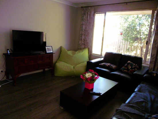 Unser Wohnzimmer mit meiner super tollen hölzernen Komode aus Malaysia (von einem garage sale) , wo leider dieses Monstrum an Fernseher drauf steht (aber ich werd schon noch was passendes finden), mein outdoor Sitzsack, den ich zum Geburtstag von Lucas bekommen habe - sehr bequem und Sofa und Tisch mit Geburtstagsblumen