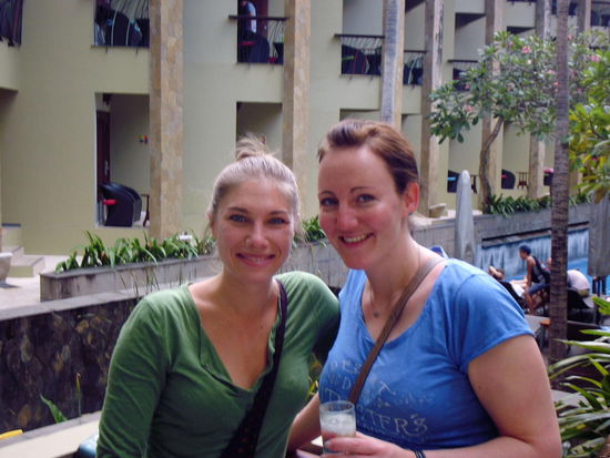Völlig übermüdet aber so glücklich - in Bali im Hotel
Wir sind ja nicht ins Bett gegangen weil wir ja um halb 2 am Flughafen sein mussten.