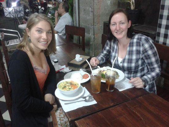 leckeres Essen bei einem ganz kleinen versteckten Restaurant
Dani hat Nasi Goreng und ich ein indonesisches vegetarisches Curry.
Lecker Schmecker!!!!!