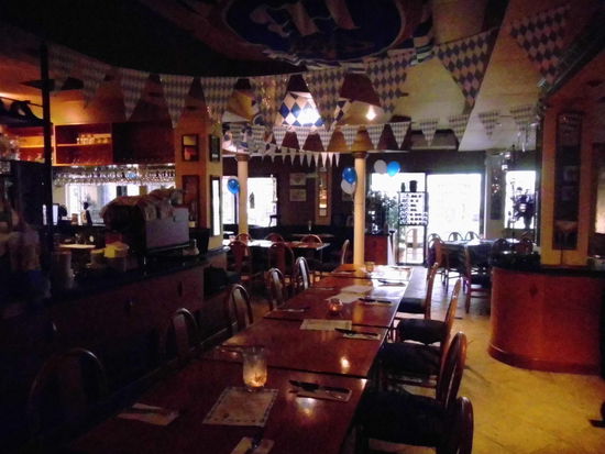 Restaurant geschmückt mit HB Flaggen und Luftballons