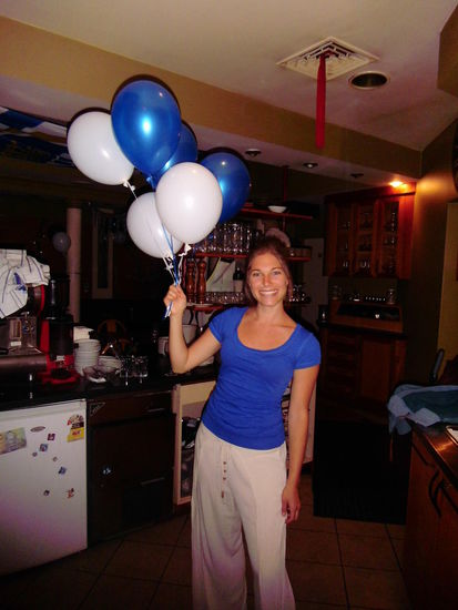 Helga unsere liebe chefin hat uns die Luftballons mitgegeben