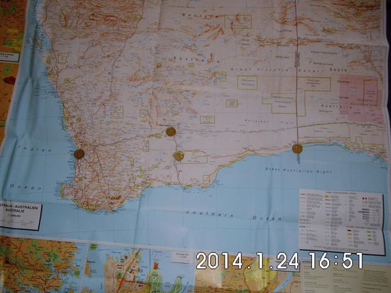 1.Teil der Landkarte
von rechts nach links
Perth, Kalgoorlie (Übernachtung und Stop bei den Goldminen), Norseman, Ecula (dort haben wir halt gemacht - mitten in  der Wüste)
Zwischen Norseman und Ecula ist die 90 mile lange gerade Straße zu sehen