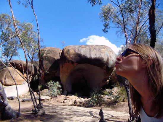 Ein Gute-Nacht-Küsschen für das gähnende Nilpferd 
