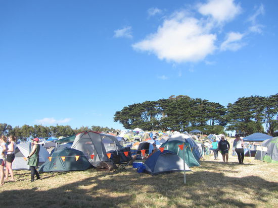 kleine Zeltstadt - unsere Zelte mittig im Bild, gleich nach der Absperrung