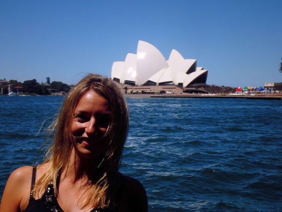 Nadine und im Hintergrund " The Opera House"