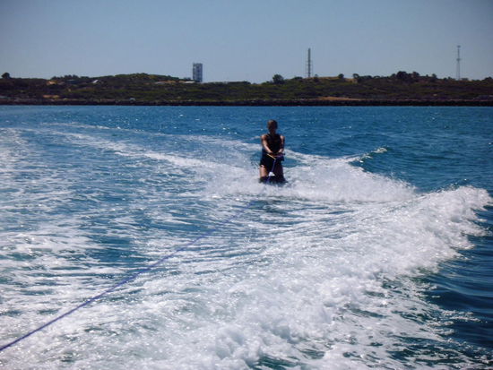 Das war mein erstes mal kneeboarding. Die 4 Kids haben das echt super gut gemacht und sind über die Wellen gefahren. Ich dagegen hatte alle Hände voll zu tun, überhaupt auf das Board zu kommen und dann nicht runter zu fallen. Ich hatte eine mega Gaudi dabei. 
Dann sind wir noch in so runden kleinen Gummibooten gesessen, auch am großen Boot fest gemacht und dann ging es "Ab die Post", das war der Kracher, Lucas in einem, ich im zweiten und dann über die Wellen geschlittert und ich nur am Schreien vor lauter Spaß. Ach war das cool