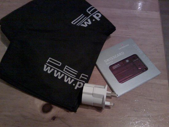 Und der bereits erwähnte Reise Adapter, 2 Mikrofaser Handtücher und eine Swisscard mit Sachen wie Messer, Nagelpfeile, Pinzette, Kulli usw.