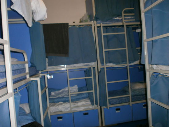 Und SO sieht ein 24-Betten-Schlafsaal aus, also ein Teil davon. Aber der Rest des Zimmers, ist genauso  Mein Bett ist das direkt gerade aus, das untere von beiden.