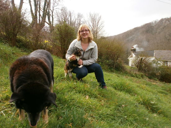 Ich mit der Katze Tammy und Tucker dem Hund  im Garten