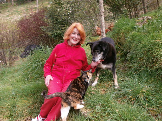 Das ist Pat mit Tammy, Tucker und den Hühnern UND dem Truthahn. Findest du den Trut???