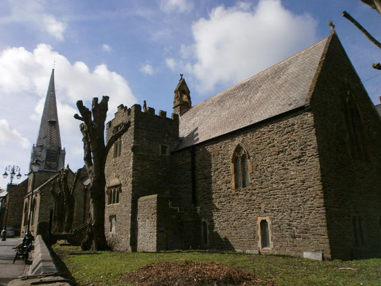 Kirche in Barnstaple, warum sehen hier die Kirchen aus wie Schlösser (mit den schieß scharten) oder wie jedes andere Haus?!?!
