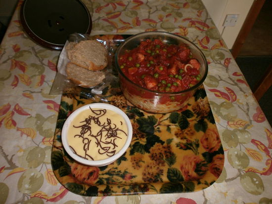 Mein "Lunch", 2!!! Portionen Nudeln und Nachtisch!!! Die Nudeln habe ich mir natürlich noch aufgehoben