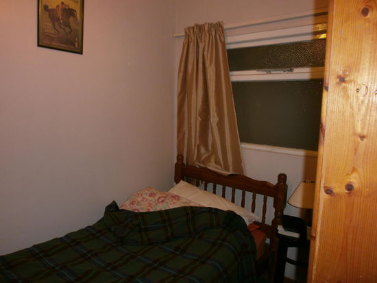 Mein Bett mit innenliegendem Fenster...