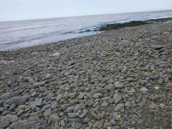 Der Strand erinnert mich an den in Dieppe, Frankreich 
Barfuss laufen macht hier wohl nicht so viel Spass...