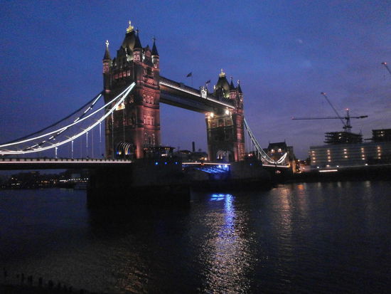 Tower Bridge in der Dämmerung! Sieht unglaublich schön aus!