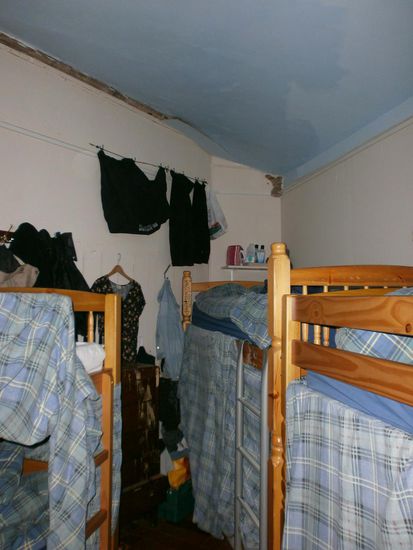 Das "Arbeiter" Zimmer  Kaum zu glauben, dass hier einige schon ein Jahr leben?! Meines ist das hinten, rechts, oben  Total doof immer da hoch zu kraxeln... Aber gut  und hier seht ihr auch meine Wäscheleine an der Wand  Platz ist nämlich begrenzt!