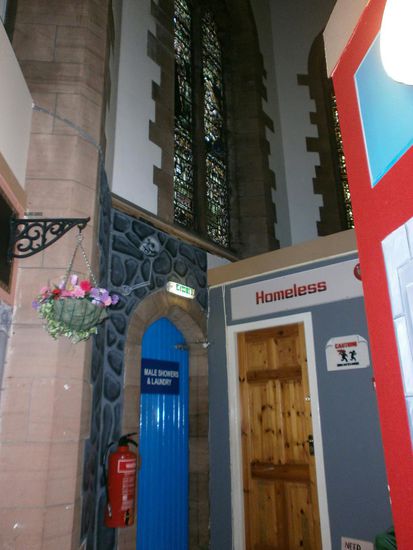 Eingang zu meinem Raum. Beachte das Kirchenfenster