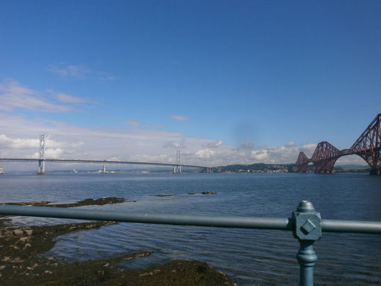 Rechts die Zug und links die Autobrücke nach Edinburgh