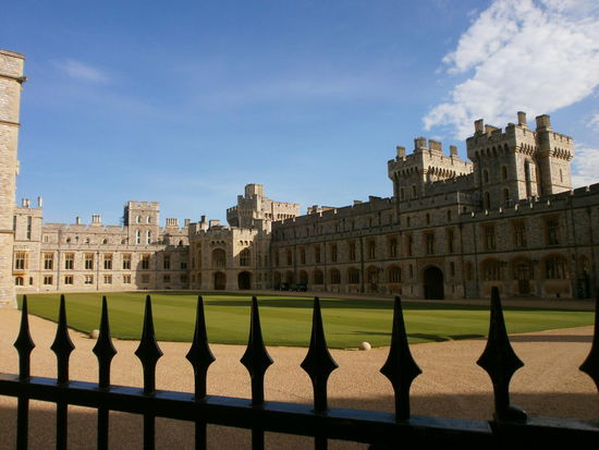 Windsor Castle. In diesem Bereich hält sich die Queen auf. Sie steht bestimmt am Fenster und guckt zu, wie die Touris Fotos machen