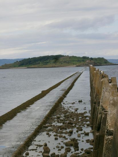 Da sieht man langsam den Steg aus dem Wasser ragen. Der Steg ist bei Flut ca 2 Meter unter Wasser. Rechts die Pfeiler wurden im zweiten Weltkrieg dort errichtet, um Schiffe und U- Boote abzuhalten.