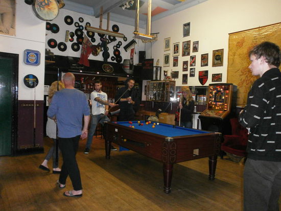 Poolbillard, ich versuche mein Glück mit Hilfe von Budgie und seiner Frau, Ryan, Kamil, Cecilia und Igor