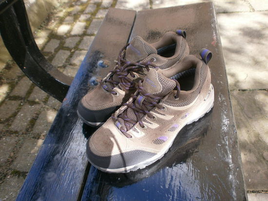 Meine brandneuen Wanderschuhe!!!  Bei einem Preis von 30£ für diese Markenschuhe musste ich einfach zuschlagen, da meine jetzigen so langsam aber sicher anfangen sich aufzulösen... Und diese sind sogar Wasserfest