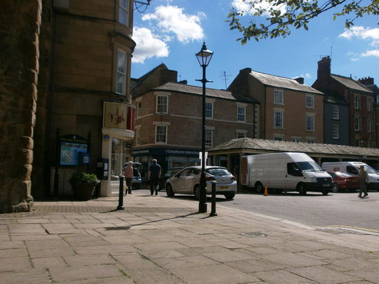 Der Market Place von Hexham bei strahlendem Sonnenschein und 22°C !! B-)