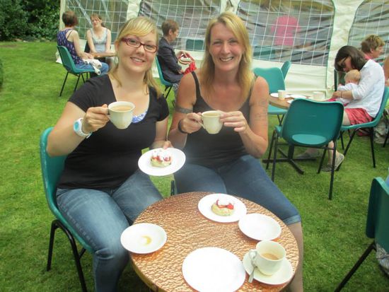 Englischer Cream Tea - Scones mit Marmelade und Schlagsahne (cream) und eben Tee oder Kaffee