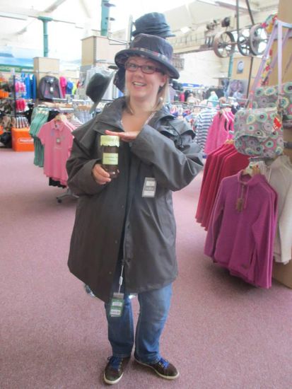 Cat hat mich typisch Englisch angezogen in der ehemaligen Otterburn Mill mit Hut und Regenjacke UND Jam