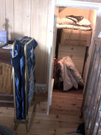 Das zusammengeklappte Campingbett und mein Schrank  Ist wirklich sehr bequem! Hätte ich ja nicht gedacht