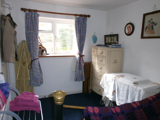 Andere Hälfte vom Zimmer mit Blick in den Garten