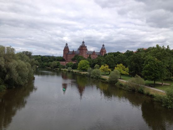 Mainradweg: Blick auf das Schloss in Aschaffenburg