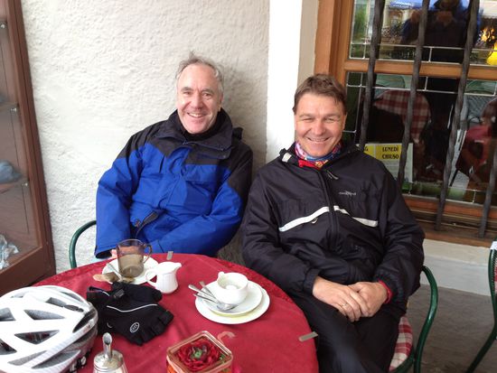 Pause in Sterzing in voller Regenmontur