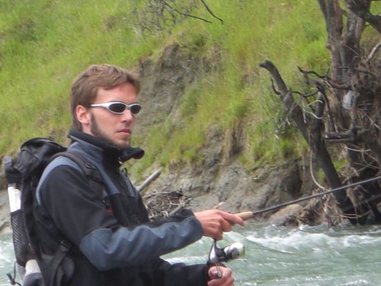 Hochkonzentrierter Angler.