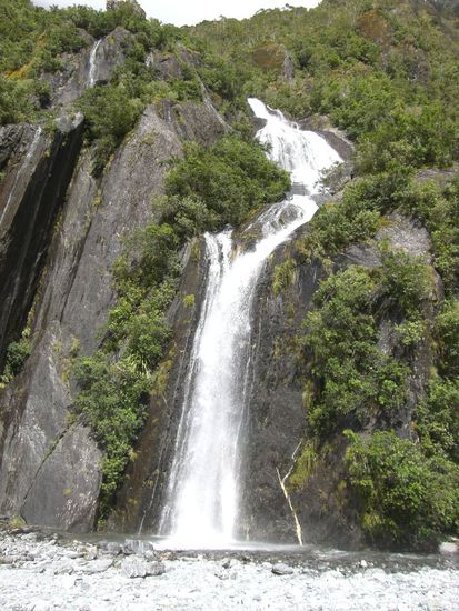 Viele kleine Wasserfaelle gibt es entlang des Tracks