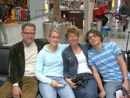 Abschied von Lenas Famiele am Flughafen Duesseldorf.