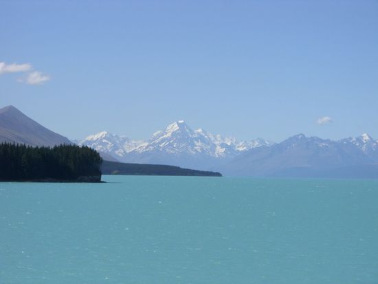 Lake Pukaki - die Tuerkisfaerbung entsteht durch das Gletscherwasser