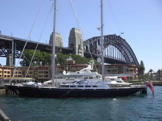 Luxusliner vor der Harbour Bridge