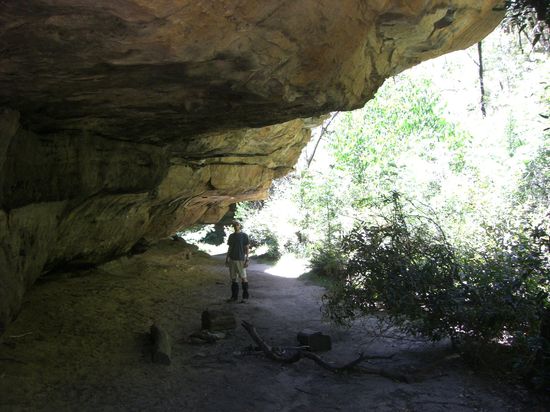 Steile Ueberhaenge und Aboriginal Zeichnungen
