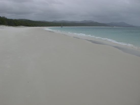 Wunderschoener Whitehaven Beach, leider ist das Wetter nicht so dolle