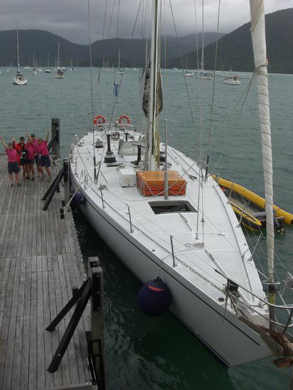 Die Crew mit dem wohl ungluecklichsten Outfit der Welt 