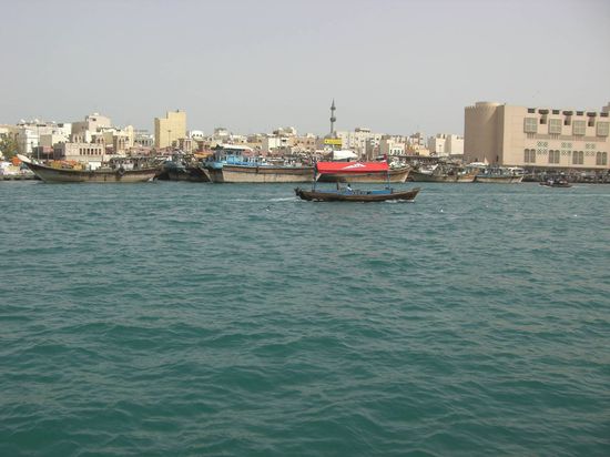 Überfahrt mit hübschen Booten zu den Souks