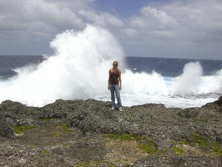 Blowholes und starke Brandung im Sueden Tongatapus.