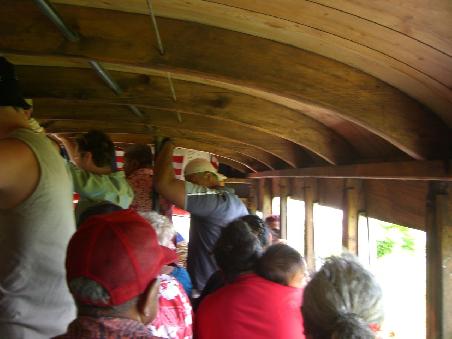 Busfahren in selbstgebauten Holzbussen.