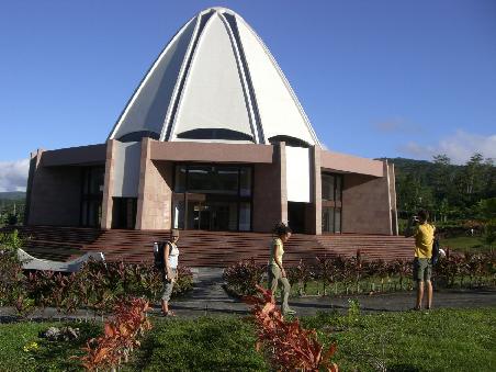 Der Bahai Tempel auf dem Berg bei Apia.
