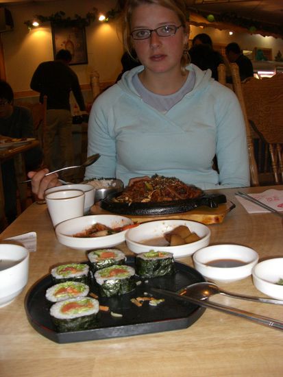 Lecker japanisch essen, Lena schaut sehr begeistert aus 