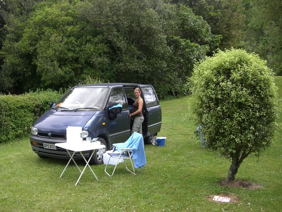 Unser 'neuer' Van, ein Nissan Serena, leider etwas klein...