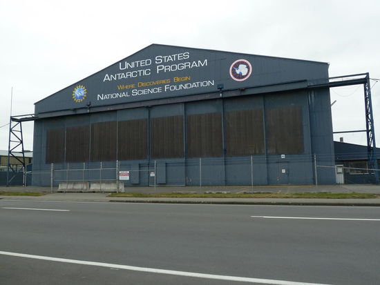 Auf der anderen Seite des Antarktis Zentrum befindet sich der Flughafen von Christchurch und einen Teil davon nutzen die US Amerikaner, um von hier aus mit dem Flugzeug zu ihrer Station in der Antarktis aufzubrechen