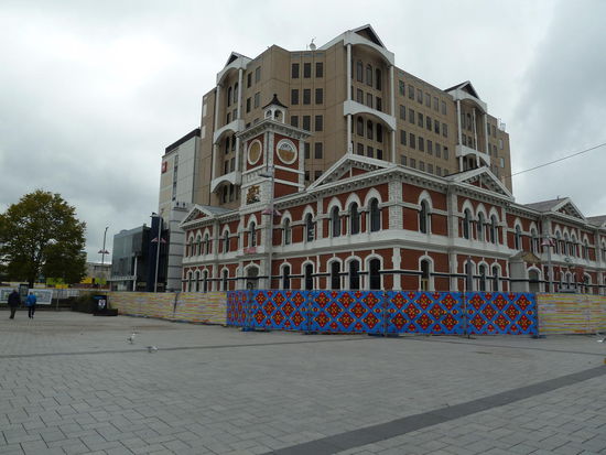 Auch am Catheadral Square - die ehemalige Touristeninfo - die schaut schon ziemlich restauriert aus