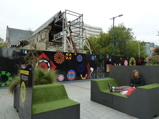 Die Kathedrale am Catheadral Square - Das Kirchenschiff wurde komplett zerstört und noch nicht wieder aufgebaut, aber die Bauzäune wurden nett gestalltet und auch die Sitzgelegenheiten sind "anders"